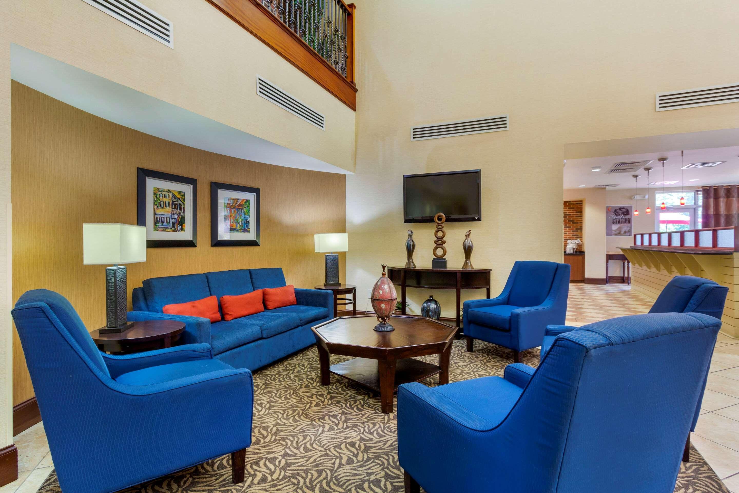 Comfort Suites Charleston West Ashley Exterior photo